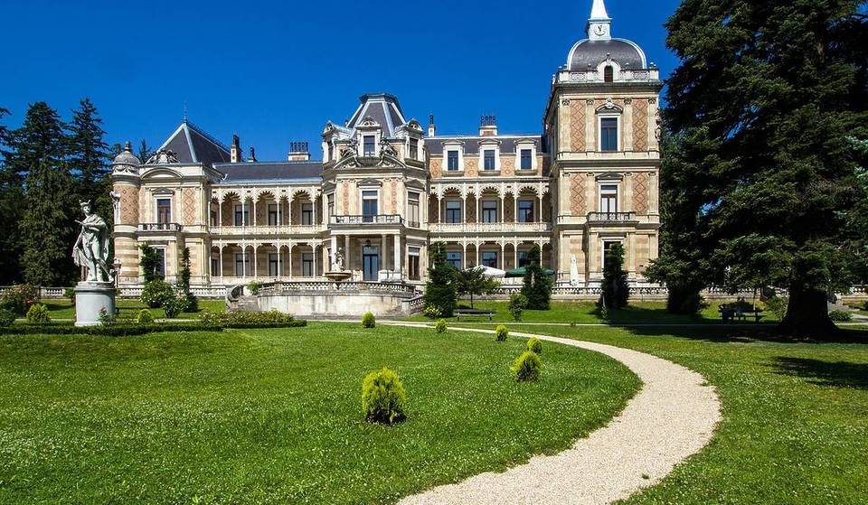 1962 wurde ein Disney-Film in diesem Wiener Schloss mitten in einem 2600 Hektar großen Naturschutzgebiet gedreht, die von einem Götterboten bewacht und auch „Schloss der Träume“ genannt wird