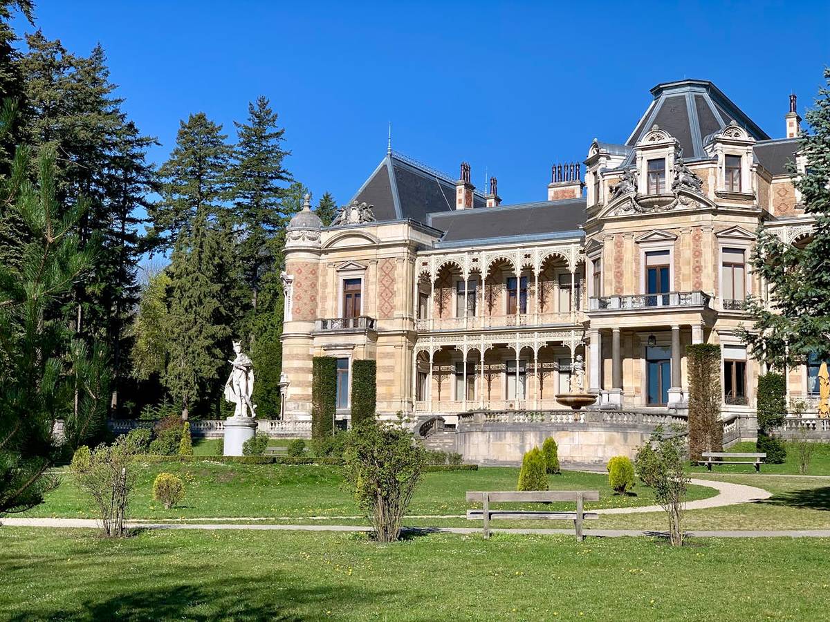 hermesvilla mit hermesstatue