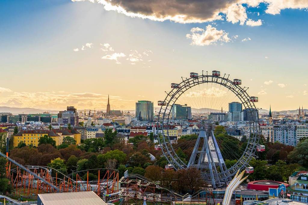 wiener prater aus der ferne auf dem die kaiser wiesn stattfindet