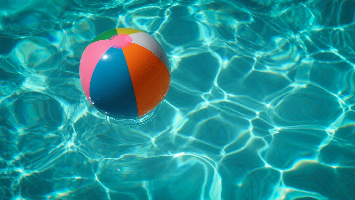 aufblasbarer ball in einem pool