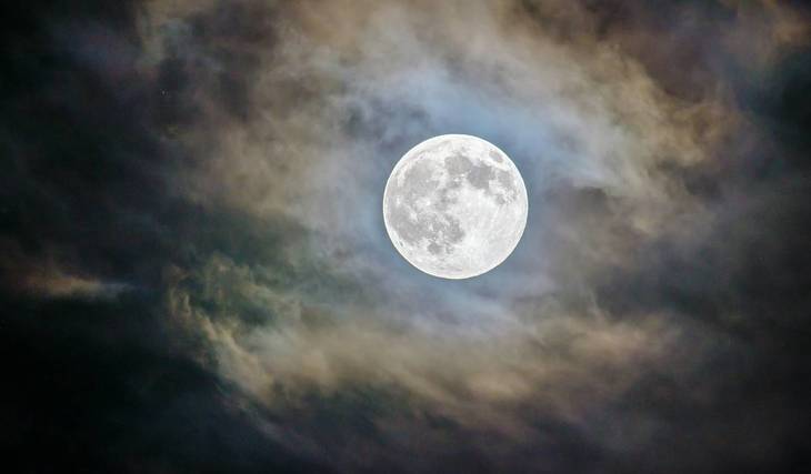 The first supermoon of the year rises over Vienna in October