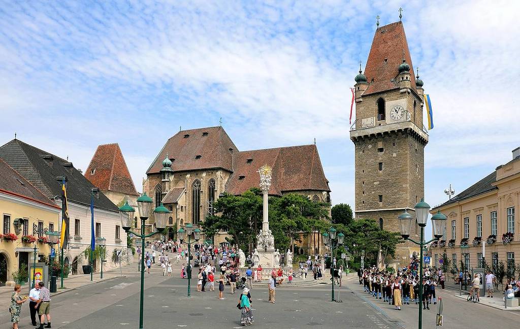 perchtoldsdorf castle on the market square with plague column
