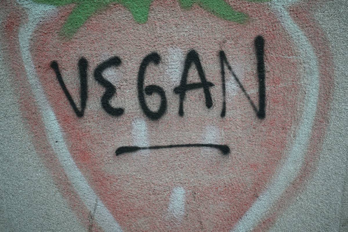graffiti einer erdbeere mit der aufschrift vegan