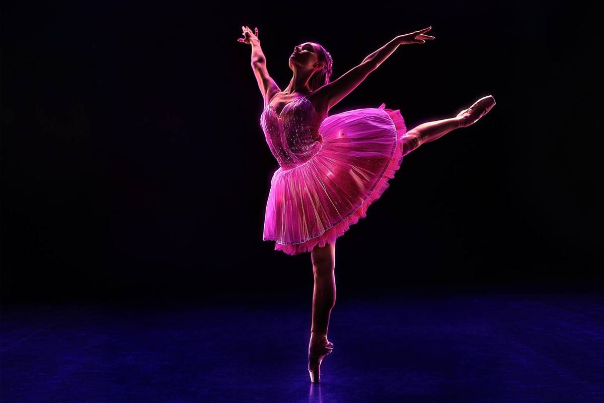 Balletttänzerin in leuchtendem Kostüm bei Ballet of Lights