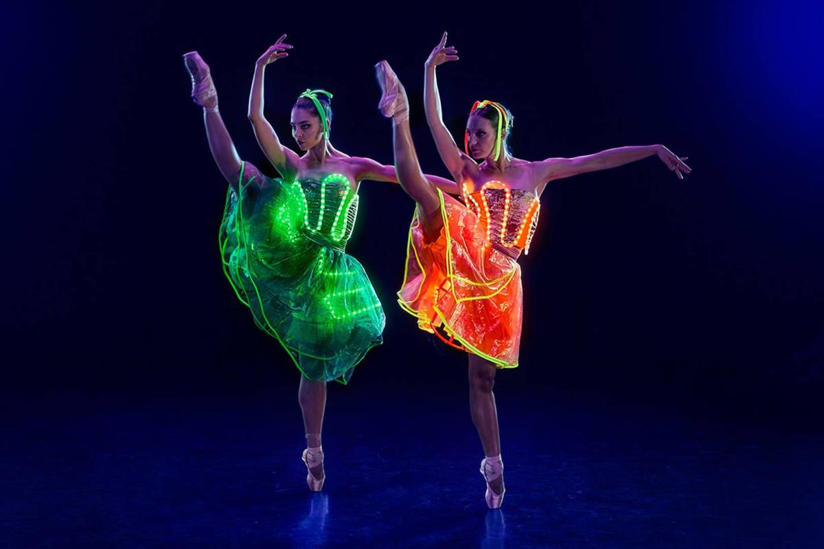 Zwei Balletttänzerinnen in leuchtenden Kostümen bei Ballet of Lights