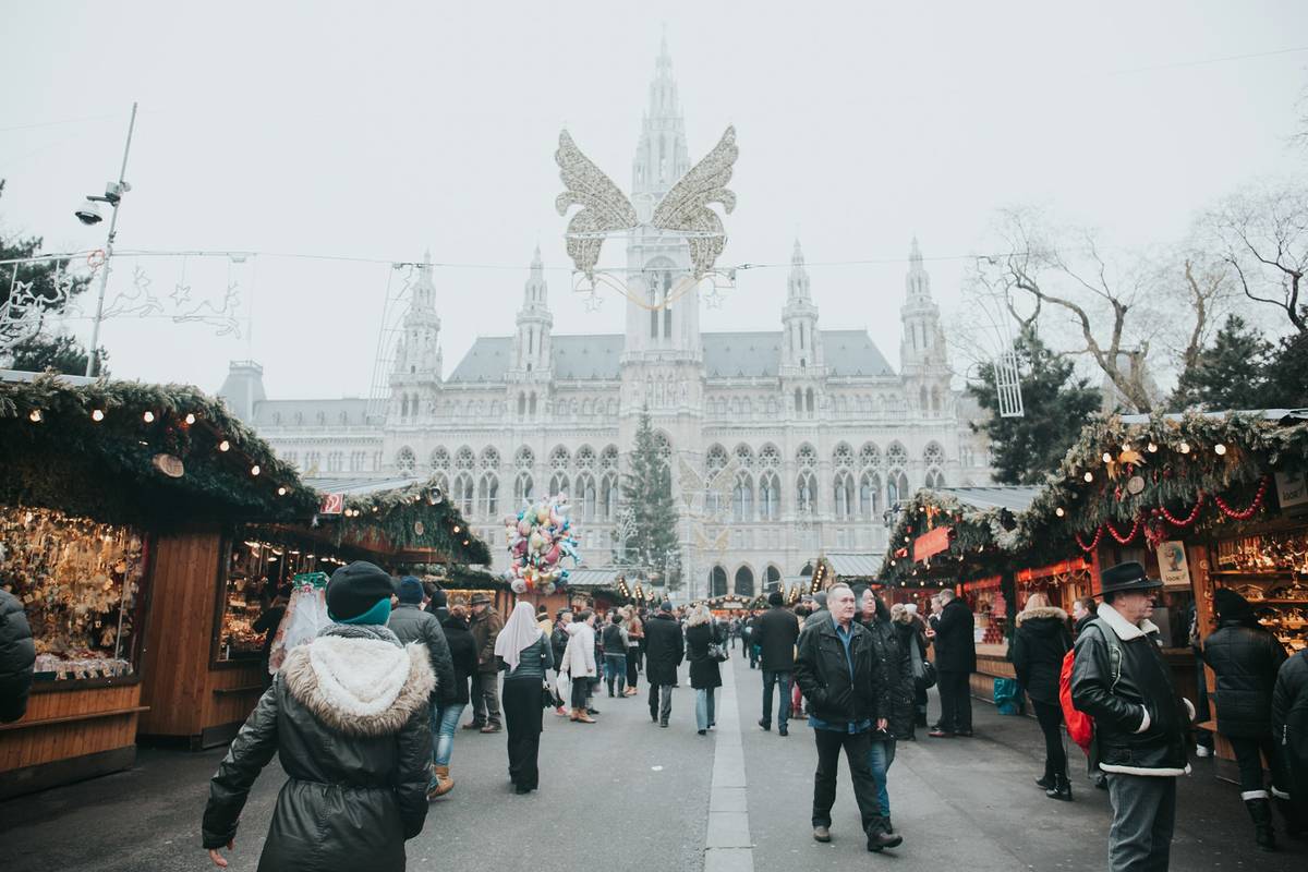 weihnachtsmarkt am rathaus im dezember in wien