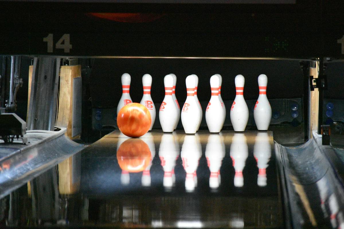 bowling pins und kugel, bowling an regentagen