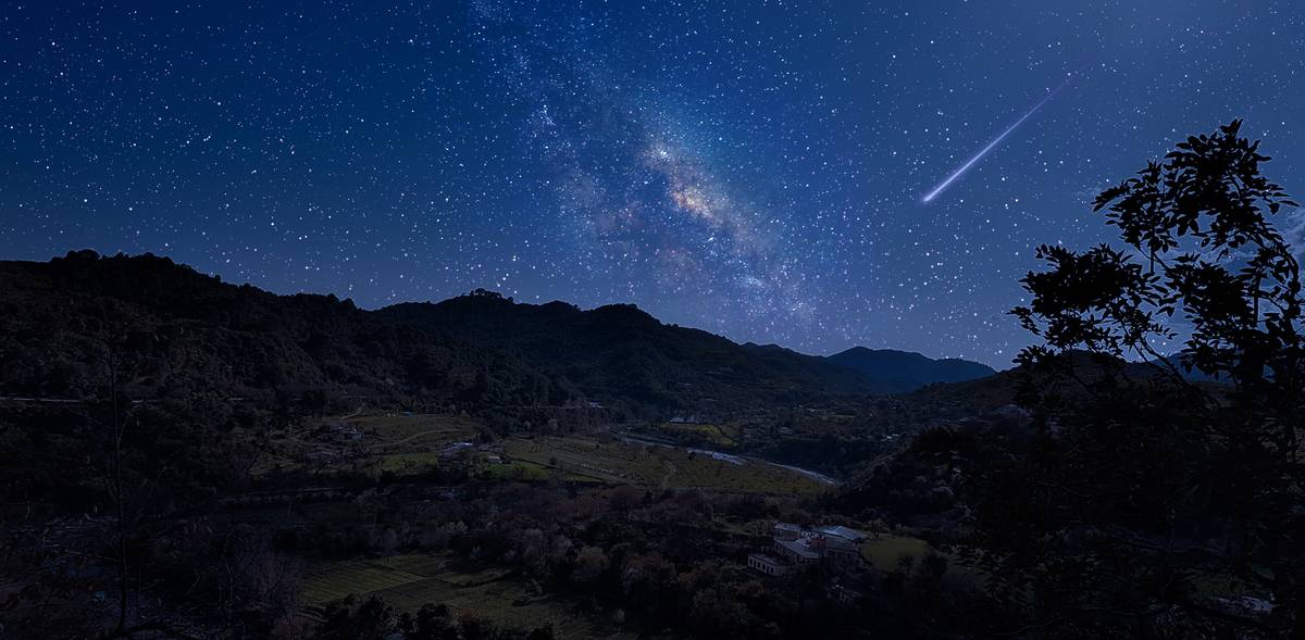 sternschuppe am nachthimmel