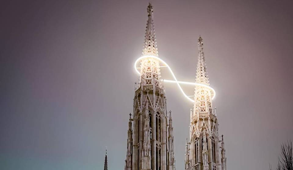 Kunstinstallation an der Votivkirche: Was steckt hinter dem Unendlichkeitszeichen, das die Türme umschlingt?