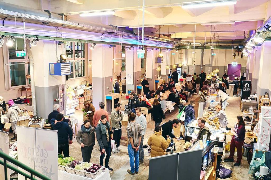 leute in der markterei markthalle, veranstaltungsort von frauen.machen.markt