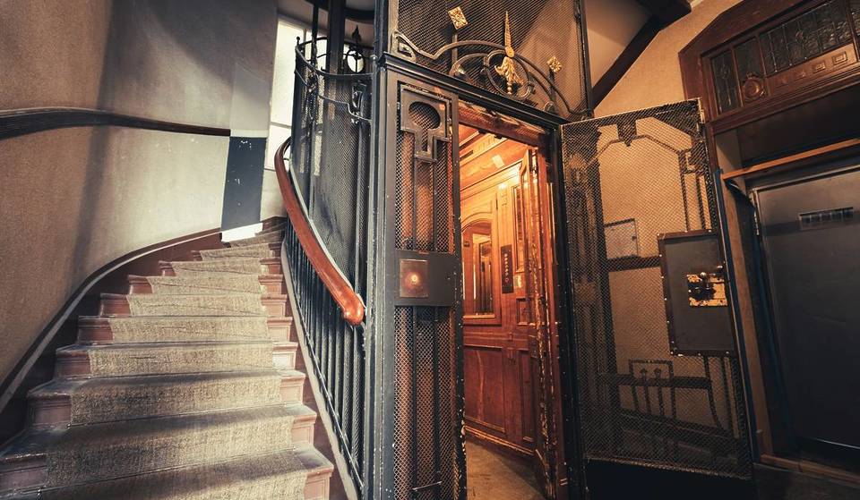 Coffee and cake in the paternoster: experience nostalgia at the Aufzug Café Vienna