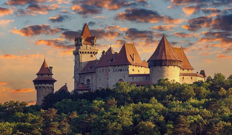 Nur 30 Minuten von Wien ist Hollywoods liebste Ritterburg: Hier kämpfte schon „The Witcher“ von Netflix, doch das Bauwerk ist in Wahrheit ein gigantisches Architektur-Puzzle