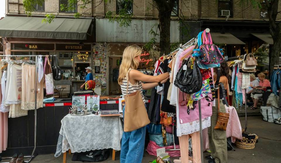 Entdeckt Wiens größten Flohmarkt: Auf 10.000m² und 2400 Ständen mit original Levi’s Jeans und Retro Lederjacken findet ihr beste Schnäppchen