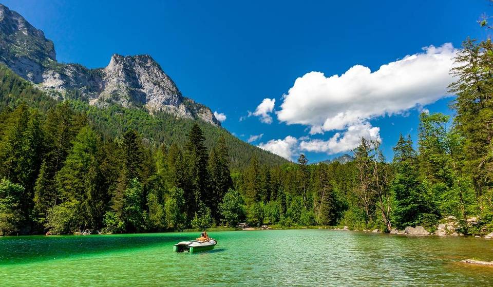 2 Stunden von Wien erwacht das „Atlantis der Alpen“: In diesem magischen See versinkt im Frühjahr eine ganze Landschaft unter smaragdgrünem Wasser