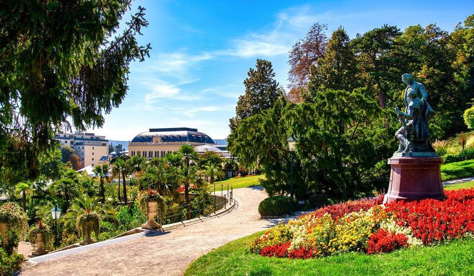 Nur 45 Minuten von Wien liegt eine UNESCO-Kurstadt, in der die Römer bereits in den 14 heißen Schwefelquellen badeten und Mozart einen Teil der „Zauberflöte“ komponierte