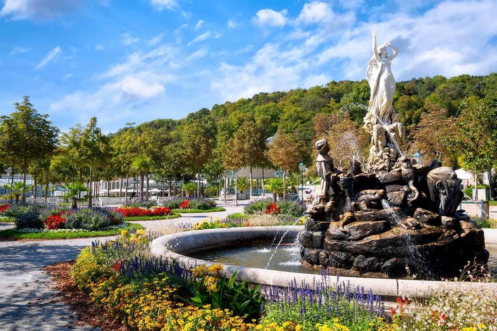 park mit brunnen