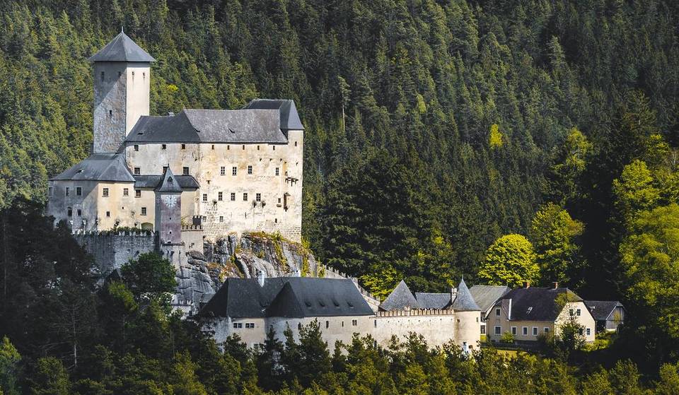 Knapp 2 Stunden von Wien liegt seit über 870 Jahren die uneinnehmbare Burg: Sie zählt zu den besterhaltenen Österreichs und war Drehort für „Die Wanderhure“