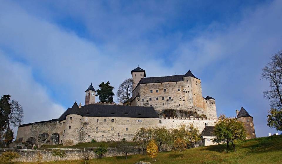Just under two hours from Vienna: Discover the 800-year-old medieval fortress of the powerful Kuenringers, which was never conquered and has even become particularly important to Hollywood