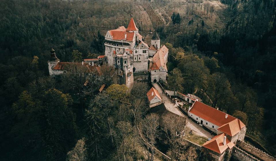 Nur 2 Stunden von Wien: Entdecke dieses 800 Jahre alte mittelalterliche Vampierschloss hoch oben auf einem steilen Felsen, was schon die Kulisse für weltberühmte Filme, wie „Dracula“ war