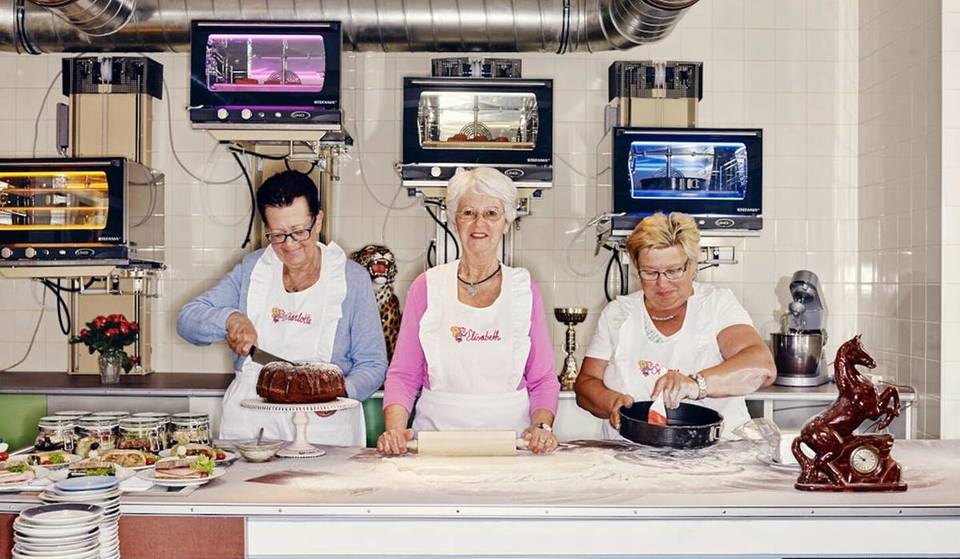 In diesem versteckten Wiener Café backen Omas und Opas köstliche Kuchen für dich – und das alles für einen guten Zweck
