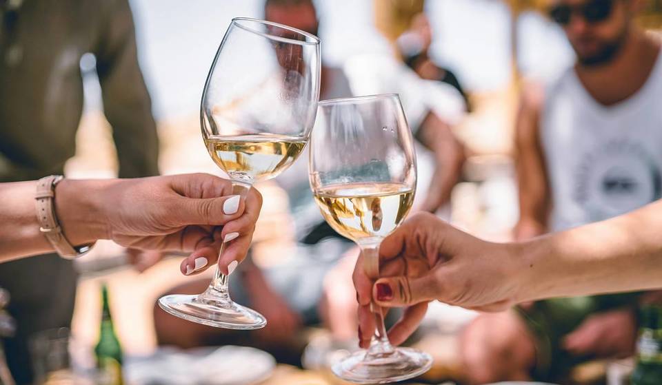 Enjoy, just 30 minutes from the city center, amidst rolling hills, tradition, panoramic views, and authentic Viennese wine culture