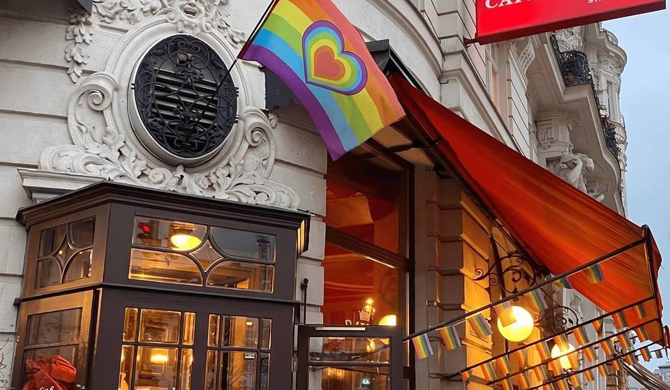 In diesem Wiener Kaffeehaus mit kaiserlichem Glanz und queerer Geschichte lassen sich die größten Spiegel Europas finden