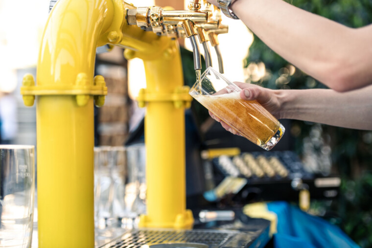Ottakringer Bier wird gezapt