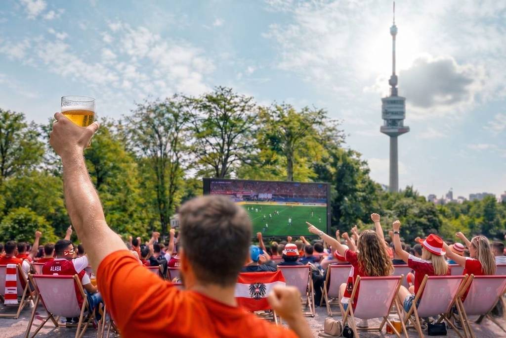 Public Viewing unterm Donauturm in Wien