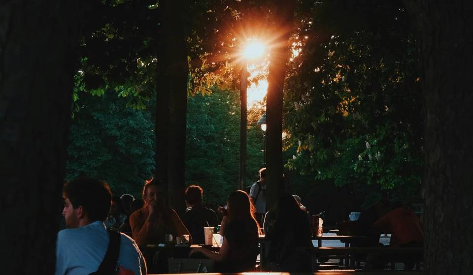 5 schöne Biergärten in Wien, in denen man an heißen Sommertagen unter Kastanienbäumen entspannen und die Seele baumeln lassen kann