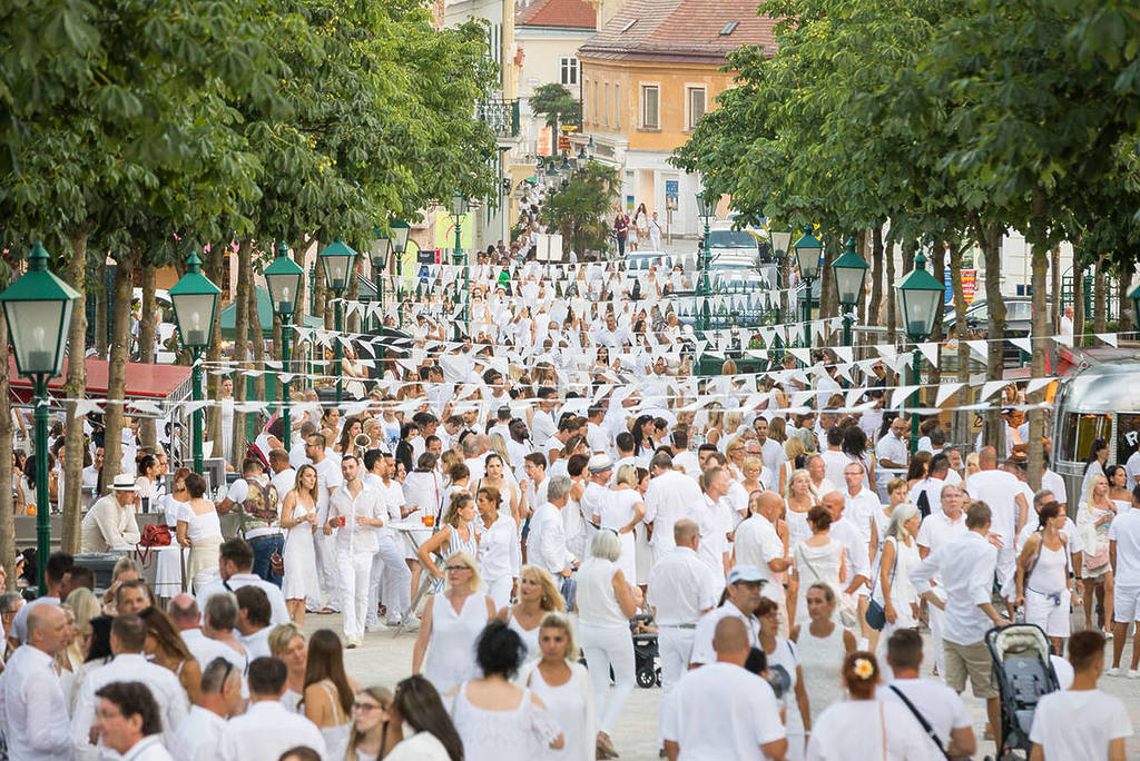 Bathing in White near Vienna