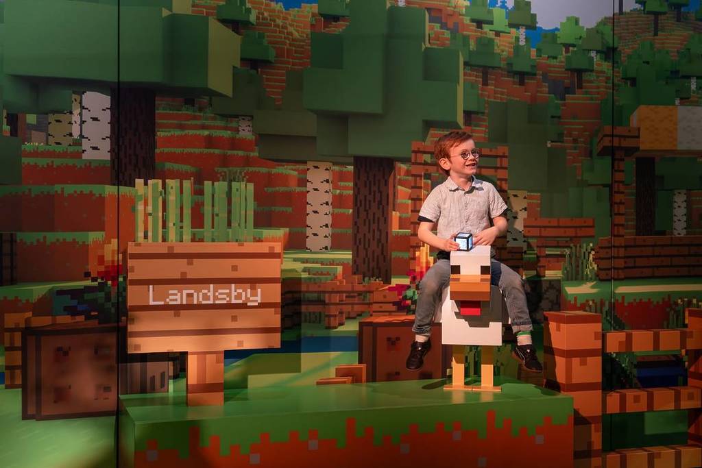 Ein Kind auf der Minecraft Exhibition.