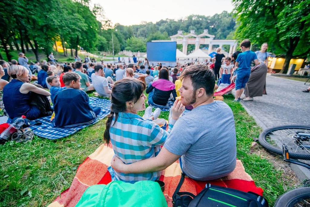 Freiluftkino Pärchen sitzt auf Piknikdecke
