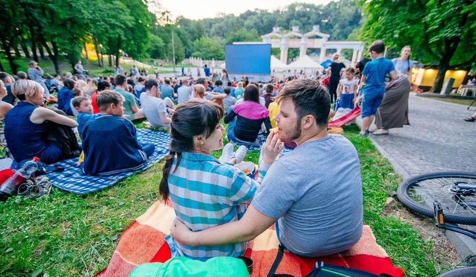 Mitten im Wien zum Freiluftkino mit über 50 Filmen bei freiem Eintritt: Entdecke das älteste mobile Kulturevent in deiner Nachbarschaft