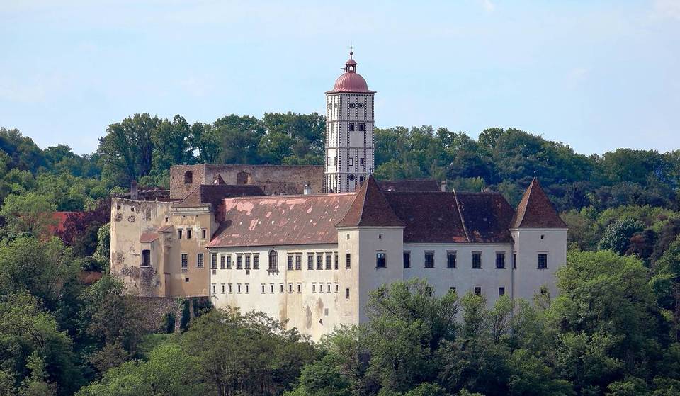 Knapp 1,5 Stunden von Wien entfernt gilt dieses Renaissanceschloss – mit über 1.600 kunstvollen Reliefplatten in seinem Arkadenhof – als echte Rarität nördlich der Alpen