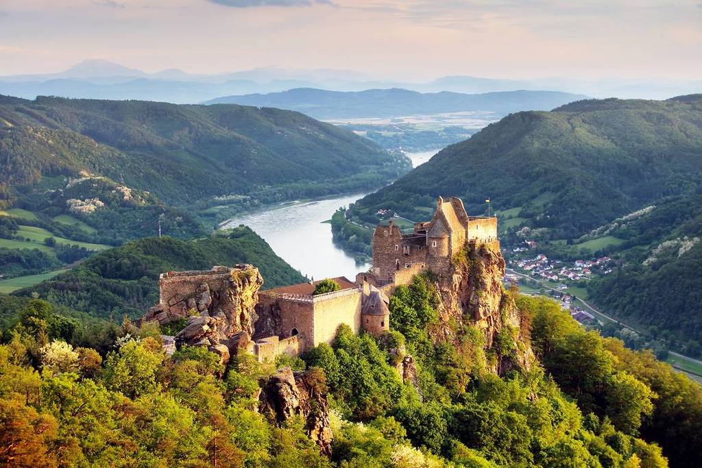 Nur 1 Stunde von Wien: Entdecke die düstere Burgruine auf den Klippen der Wachau und besuche das brutalste Gefängnis des Mittelalters mit dunklem Geheimnis