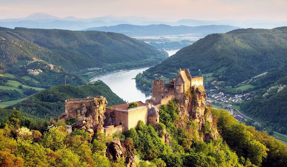 Nur 1 Stunde von Wien: Entdecke die düstere Burgruine auf den Klippen der Wachau und besuche das brutalste Gefängnis des Mittelalters mit dunklem Geheimnis
