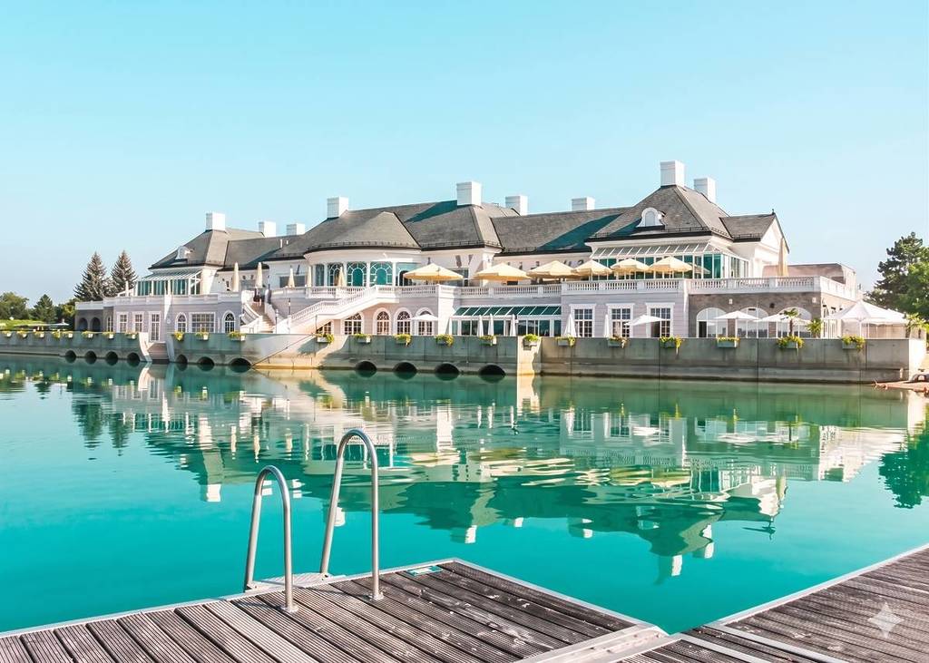 Just 30 minutes from Vienna: Discover this luxury resort with a lake, golf course, and wellness offerings in true US country club style