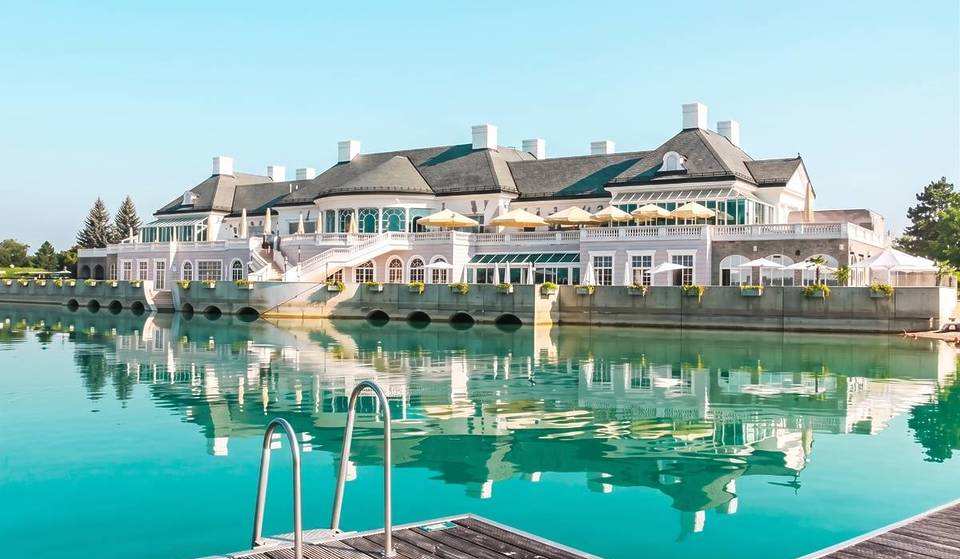 Nur 30 Minuten von Wien: Entdeckt dieses Luxus- Resort mit See, Golfanlage und Wellness Angeboten in echtem US-Country-Club-Flair