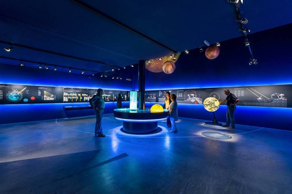 Nur 90 Minuten von Wien: Entdecke dieses riesige Energie-Labyrinth in einem interaktiven Museum im Waldviertel und entdecke mit der ganzen Familie wie du an einem Tag durch 12 Zeitzonen wanderst
