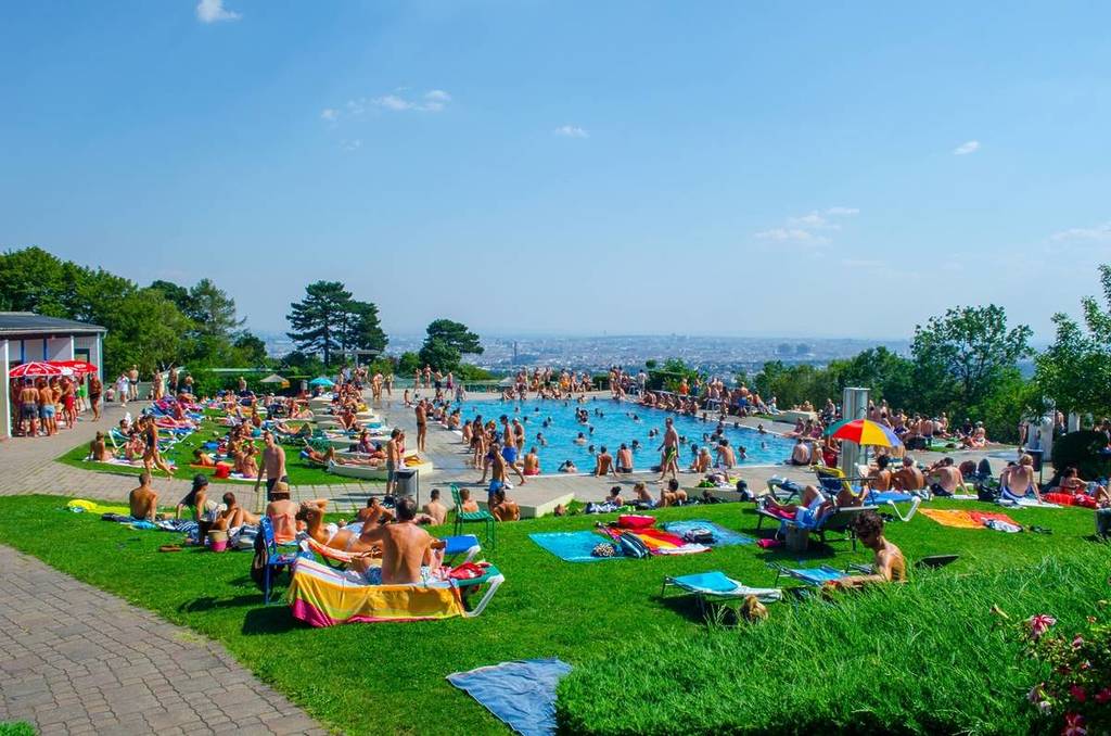 Abkühlung über den Dächern Wiens: Entdecke das traditionsreiche und höchstgelegene Sommerbad im Föhrenwald