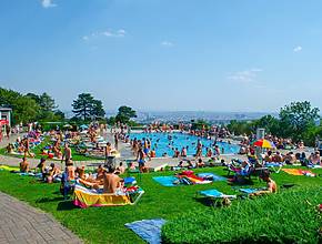 Abkühlung über den Dächern Wiens: Entdecke das traditionsreiche und höchstgelegene Sommerbad im Föhrenwald