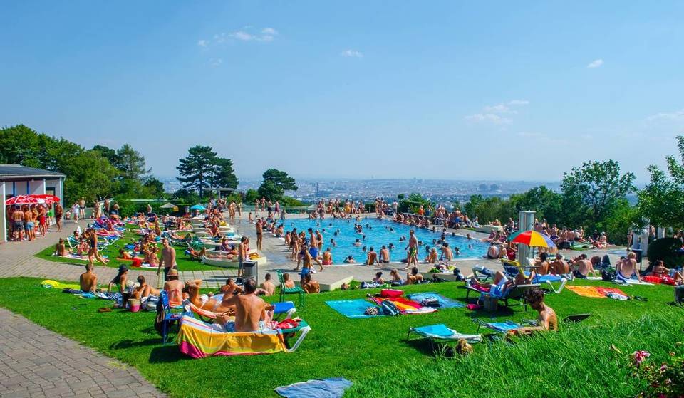 Abkühlung über den Dächern Wiens: Entdecke das traditionsreiche und höchstgelegene Sommerbad im Föhrenwald