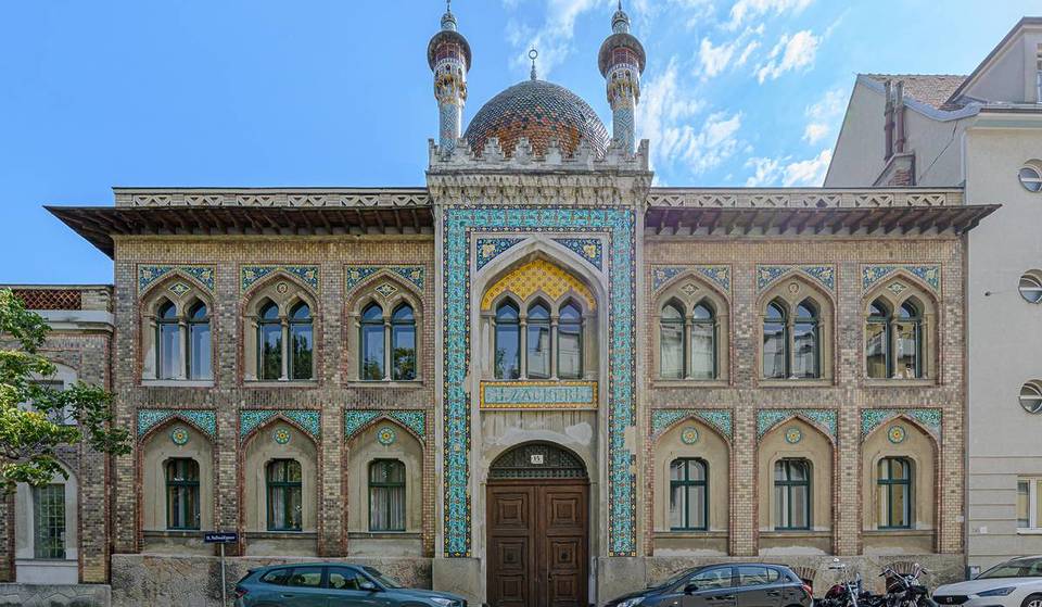 On the outskirts of Vienna, you’ll find this former factory, built in 1892, which, with its two chimneys disguised as minarets, is considered one of the most whimsical industrial monuments in Europe.