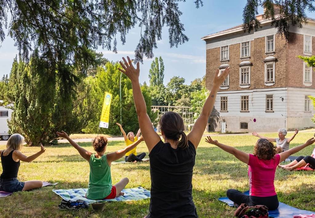 Am Rande von Wien finden in diesem Areal einige der entspanntesten Yoga-Classes der Stadt statt – und das völlig kostenlos und unter freiem Himmel