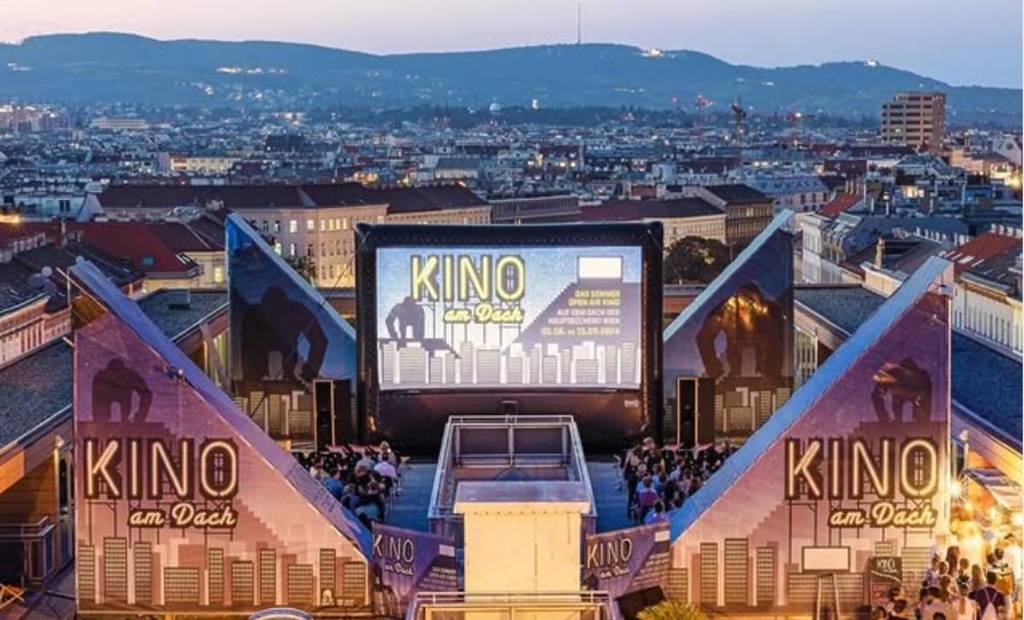 Entdecke großes Kino in luftiger Höhe unter dem Sternenhimmel: Wiens bekannteste Dachterrasse startet in die neue Open-Air-Saison!
