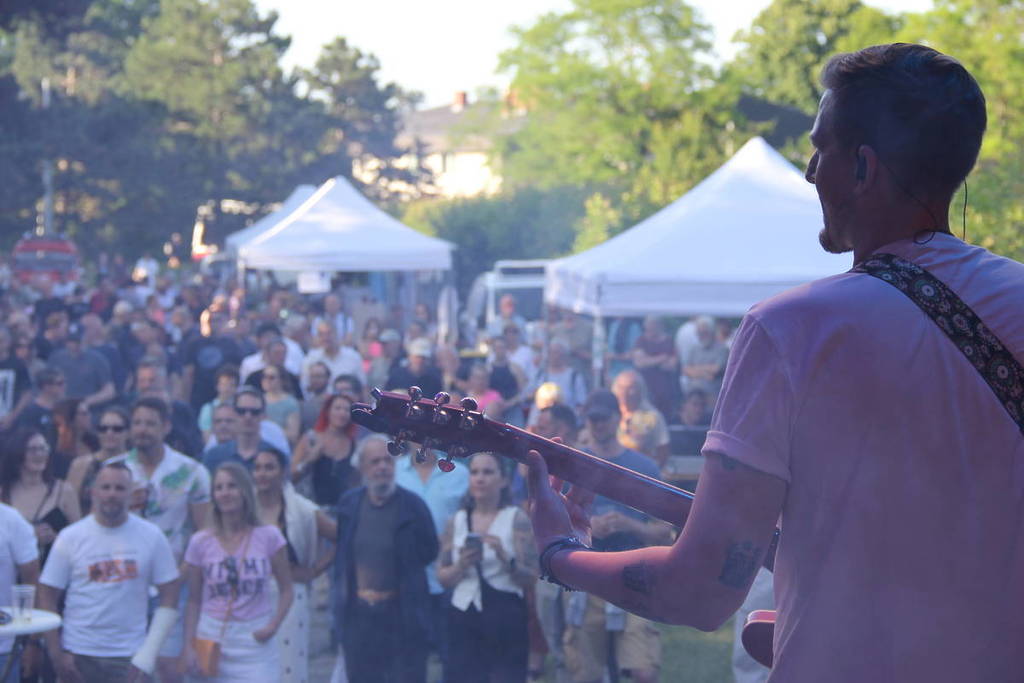 Dieses Wochenende in Wien: 2 Tage Live-Musik &amp; Käsekrainer – Erlebt dieses zweitägige Rock-Festival im 23. Bezirk mit 13 Bands und bei komplett freiem Eintritt