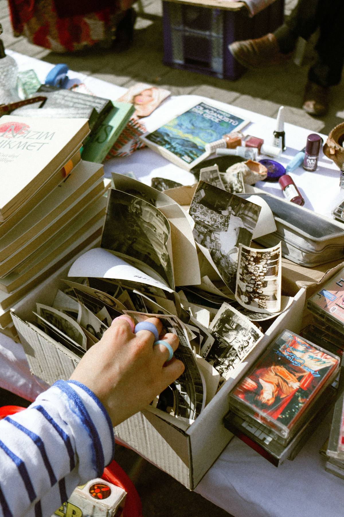 Im Juli sich durch den Flohmarkt am Margaretenplatz stöbern. 