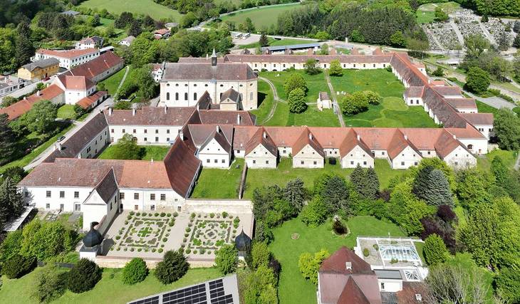 Rund 1 Stunde von Wien entfernt liegt ein über 700 Jahre altes Schweigekloster mit einem 500 Meter langen Kreuzgang – einem der größten Mitteleuropas.