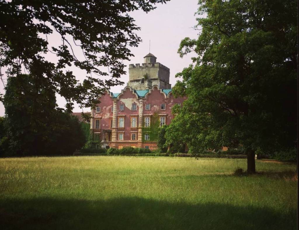 Das Schloss Prugg am Rande vom Harrachpark