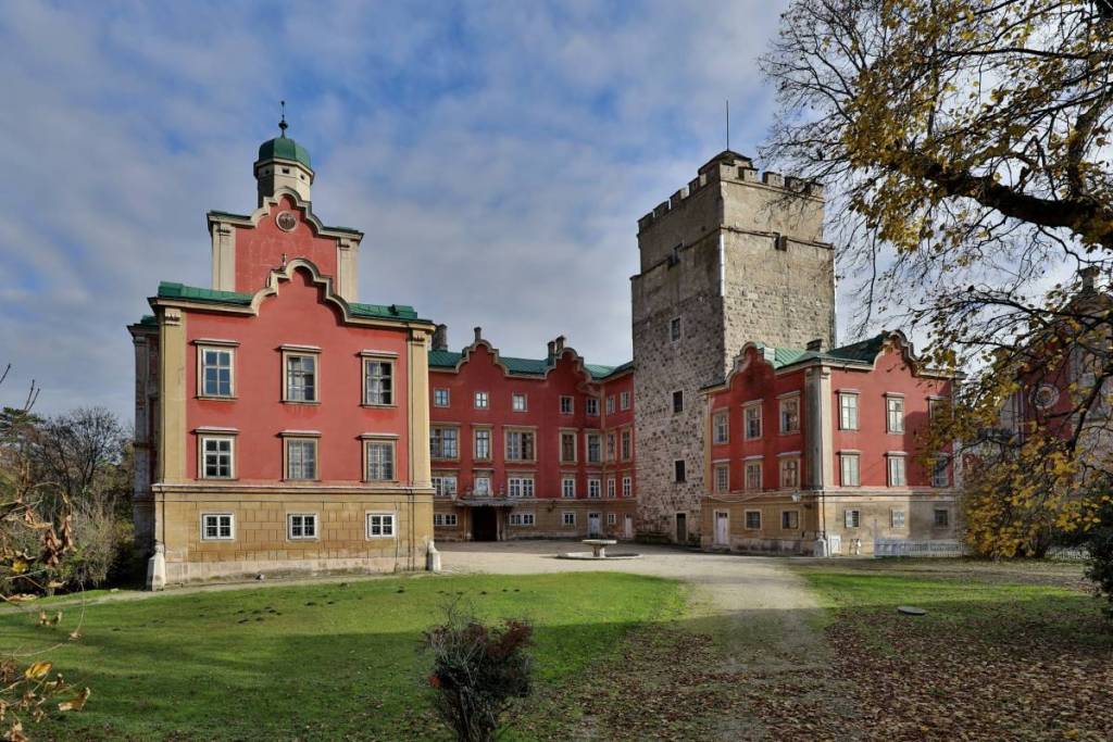Die Vorderansicht von Schloss Prugg
